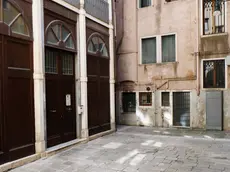Il condominio dove abitavano i terroristi