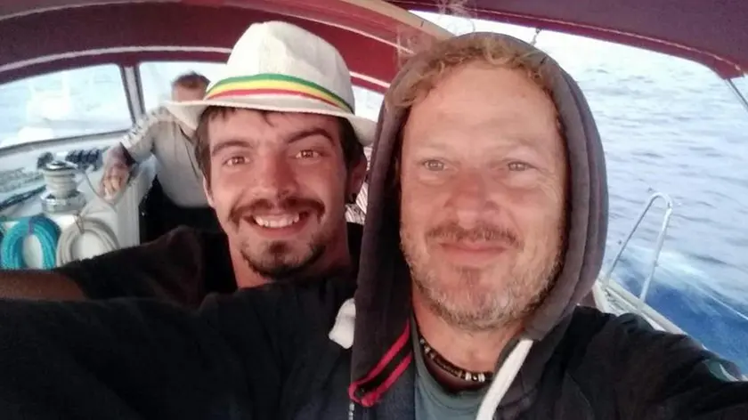 Una foto profilo tratta dal profilo Facebook della 'Compagnia del Bright' mostra Aldo Revello (D), lo skipper spezzino disperso tra le Azzorre e Gibilterra, insieme all' amico marinaio, Antonio Voinea, con lui nella foto. Genova, 4 maggio 2018. .. +++ ATTENZIONE LA FOTO NON PUO' ESSERE PUBBLICATA O RIPRODOTTA SENZA L'AUTORIZZAZIONE DELLA FONTE DI ORIGINE CUI SI RINVIA +++