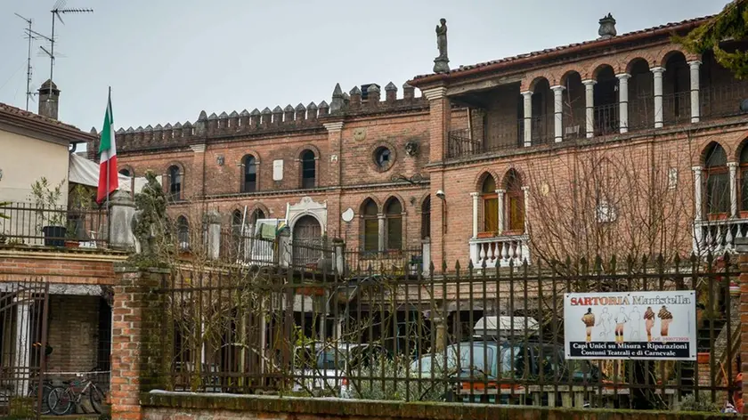 SBRISSA ph. Zangirolami Casale di Scodosia (PD), 04.03.2018 Vedute di Casale di Scodosia, Nella Foto: Edificio storico al centro del paese dove è situata la Sartoria Maristella