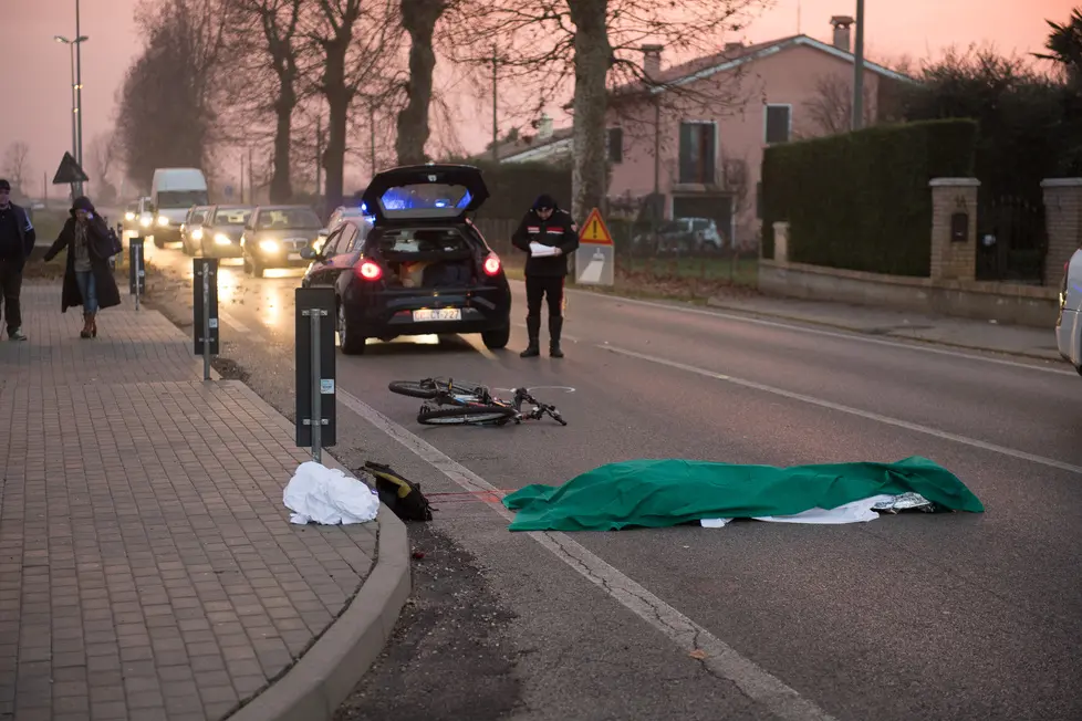 Conselve (PD), 3 gennaio 2017 Incidente mortale Dumitru Alexandrescu in via Palù. Nella foto: il corpo della vittima ricoperto dai teli