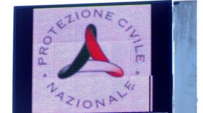 Malaman..Posizionamento di un pannello pubblicitario in via orti a Monselice, in prossimita' del semaforo. Pannello pubblicitario in Via Orti a Monselice