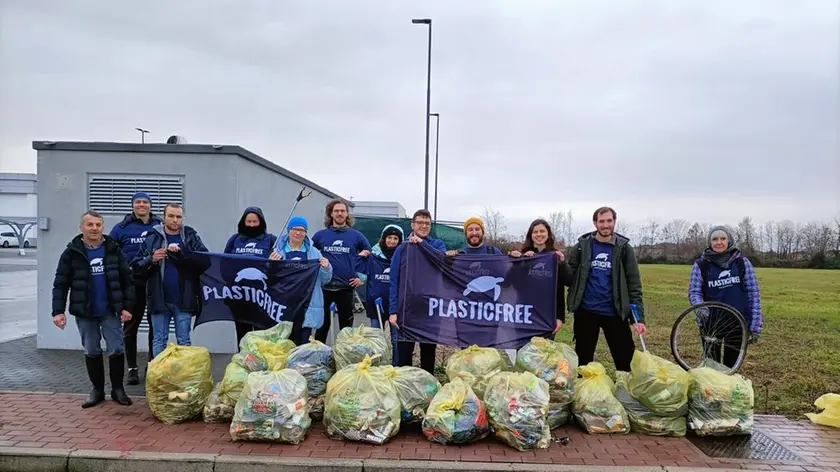 I volontari di Plastic Free a Cittadella, dopo aver raccolto 200 chili di spazzatura