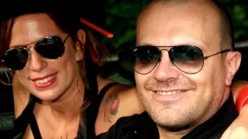 Max Pezzali ex voce degli 883 in auto con la moglie Martina dalla quale ha avuto recentemente un figlio La paternità ha restituito alla sua musica l’ardore degli esordi