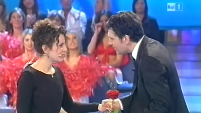 Un fermo immagine mostra Fabrizio Frizzi e Valeria Favorito