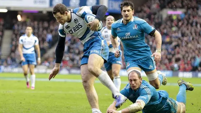 epa03575272 Scotland's Tim Visser (L) evades Italy's Sergio Parisse (R) to score his team's first try during the Six Nations Rugby Union match between Scotland and Italy at Murrayfield Stadium in Edinburgh, Scotland, Britain, 09 February 2013. EPA/GRAHAM STUART