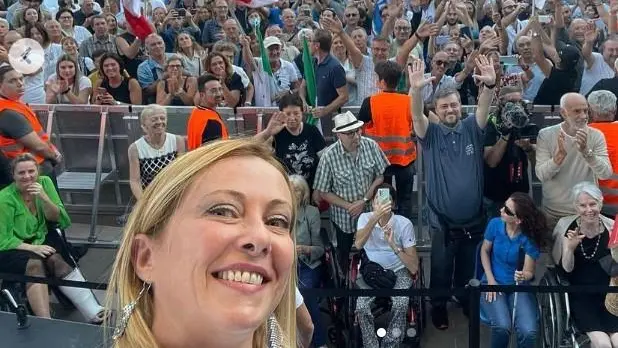 Il selfie scattato da Giorgia Meloni al comizio di Mestre l'11 settembre 2022, davanti alla piazza gremita