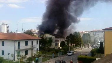 NUBE DENSA E ACRE Il fumo era visibile anche dalle principali vie cittadine