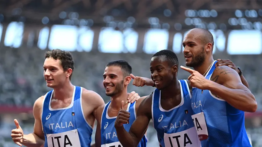 (From L) Italy's Filippo Tortu, Italy's Lorenzo Patta, Italy's Eseosa Fostine Desalu, and Italy's Lamont Marcell Jacobs pose after taking third place i the men's 4x100m relay heats during the Tokyo 2020 Olympic Games at the Olympic Stadium in Tokyo on August 5, 2021. (Photo by Jonathan NACKSTRAND / AFP)