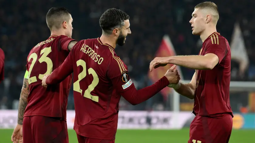 AS Roma's Mario Hermoso (C) celebrates with his teammates after scoring the 3-0 goal during the UEFA Europa League group stage round 6 soccer match between AS Roma and SC Braga at Olimpico stadium in Rome, Italy, 12 December 2024. ANSA/ETTORE FERRARI