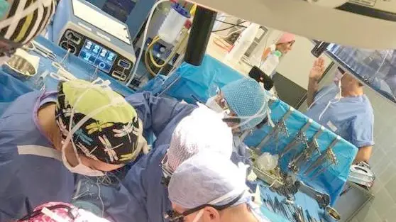 Chirurghi al lavoro, non è stato possibile salvare la mano al giovane