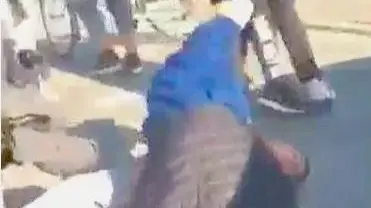Uno studente a terra incosciente, pestato selvaggiamente, nel video della rissa