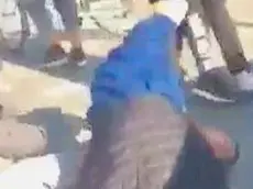 Uno studente a terra incosciente, pestato selvaggiamente, nel video della rissa