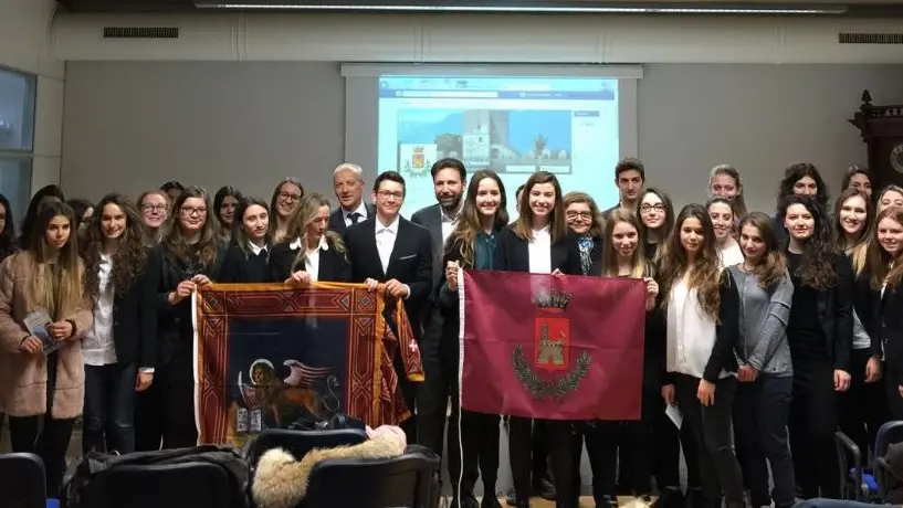 Gli studenti del liceo Caro con le bandiere comunali da portare al Palazzo di Vetro dell'Onu