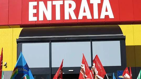 BELLUCO.PROTESTA LAVORATORI MERCATONE UNO NOVENTA PADOVANA