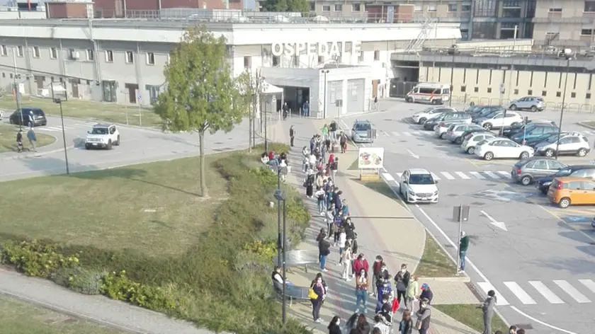 Persone in coda a Camposampiero