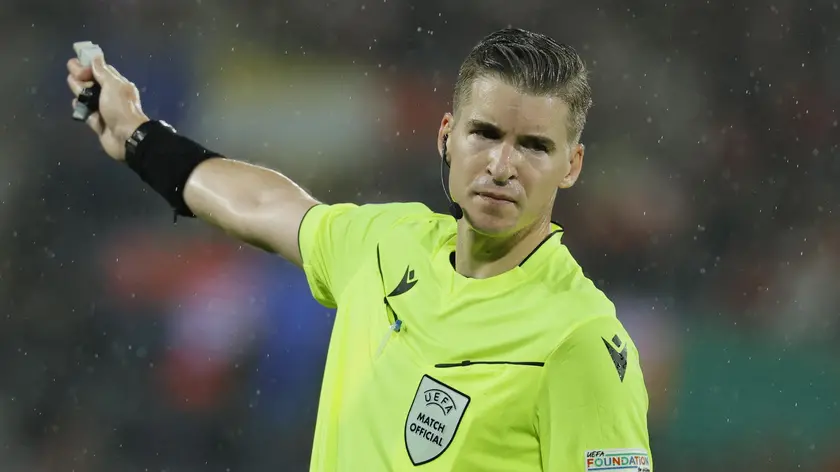 epa11448954 French referee Francois Letexier in action during the UEFA EURO 2024 Round of 16 soccer match between Spain and Georgia, in Cologne, Germany, 30 June 2024. EPA/RONALD WITTEK