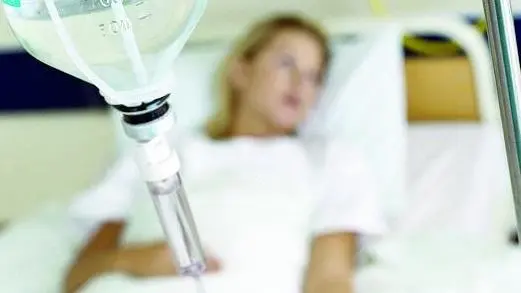 Una malata che riceve cure palliative