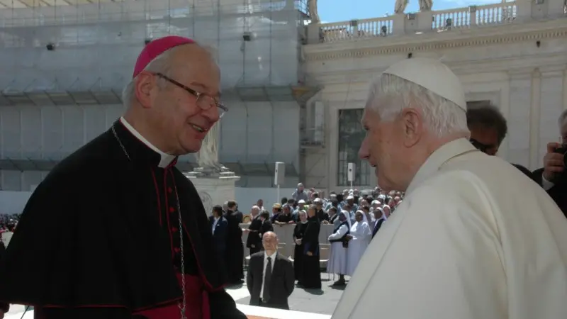 Monsignor Oscar Rizzato con il papa emerito Ratzinger, Benedetto sedicesimo