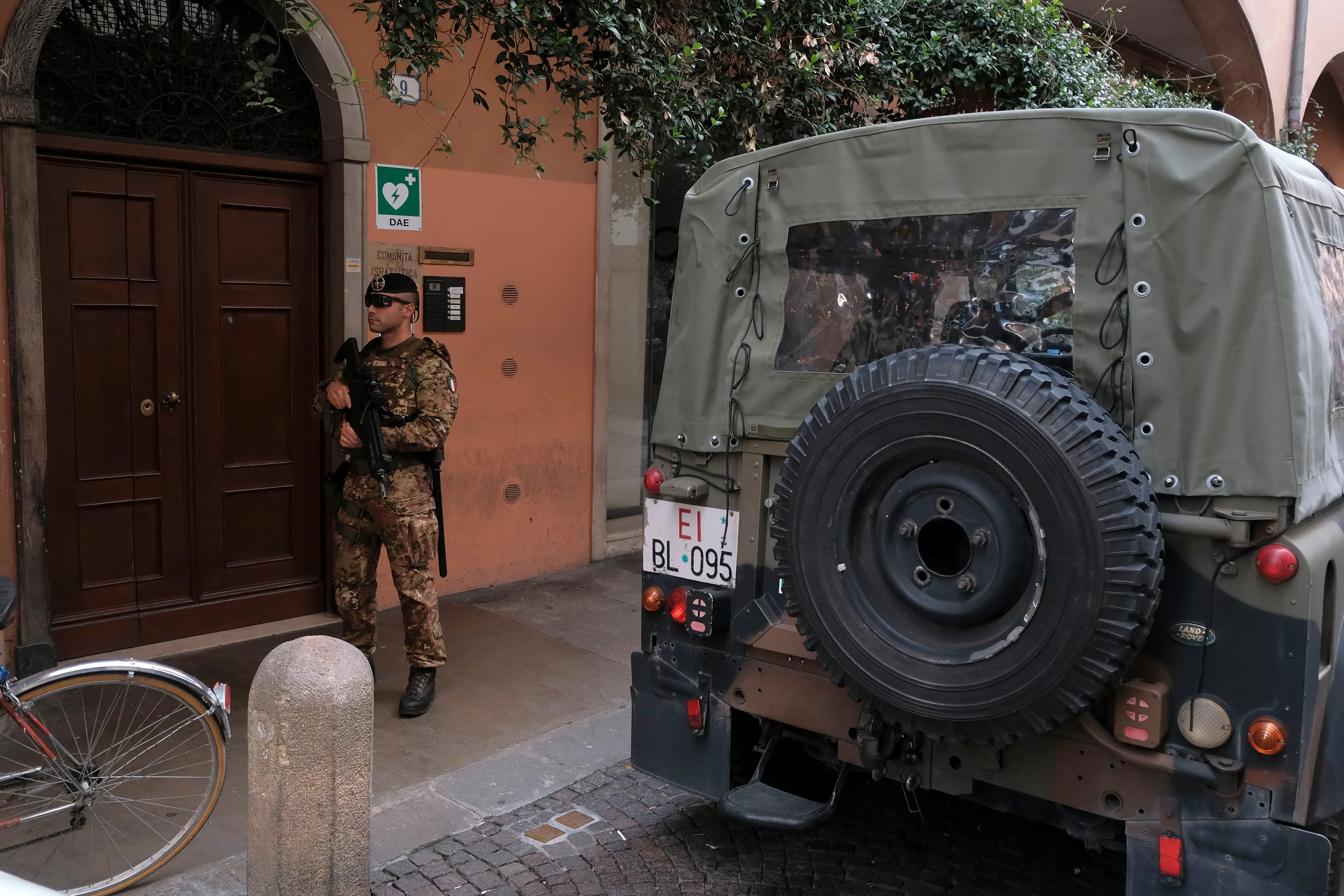 Militari dell'esercito presidiano l'ingresso della sinagoga nuova nel cuore del Ghetto di Padova.