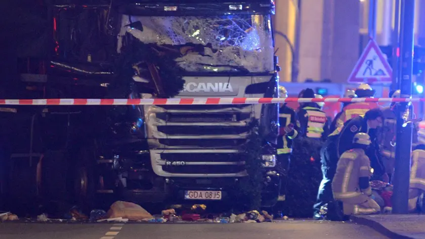 An injured person is carried on an stretcher by fireman at the scene where a truck crashed into a Christmas market, close to the Kaiser Wilhelm memorial church in Berlin, Germany, 19 December 2016. According to the police, at least 12 people are reported killed and at least 48 injured in what police suspect was a deliberate attack. ANSA/CLEMENS BILAN ATTENTION EDITORS : MANDATORY CREDIT - CLEMENS BILAN/EPA