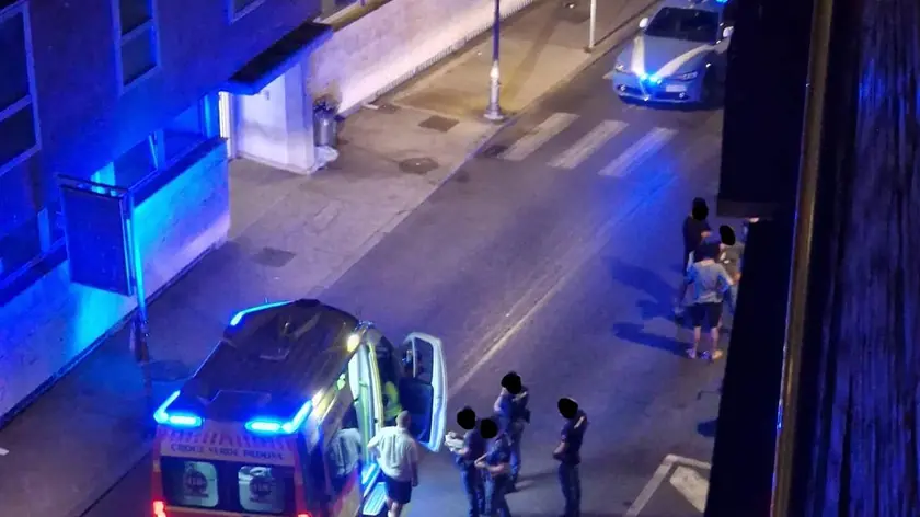 L’intervento di sanitari e polizia in via Belzoni (foto stop degrado/Facebook)