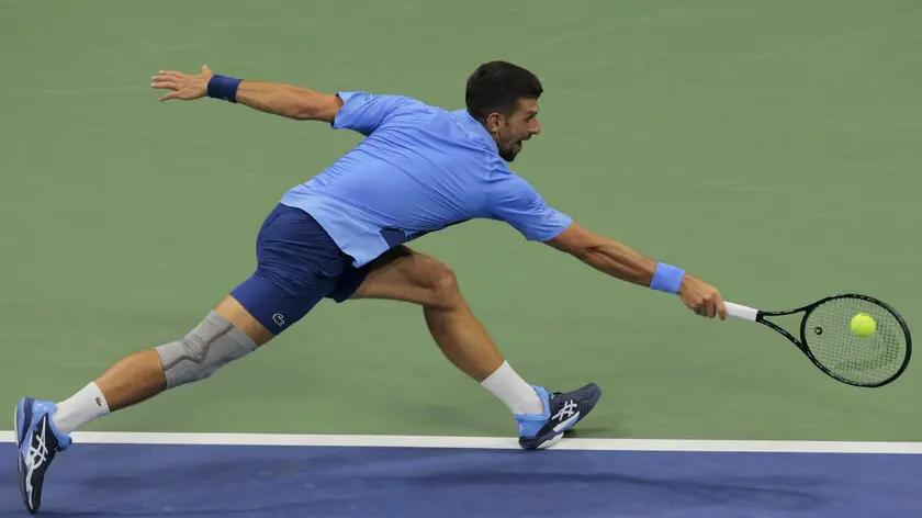 epa11574721 Novak Djokovic of Serbia in action against Alexei Popyrin of Australia, during their third round match at the US Open Tennis Championships at the USTA Billie Jean King National Tennis Center in Flushing Meadows, New York, USA, 30 August 2024. The US Open tournament runs from 26 August through 08 September. EPA/BRIAN HIRSCHFELD