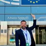 Alessandro Zan davanti alla sede del Parlamento europeo a Bruxelles nella foto da lui postata