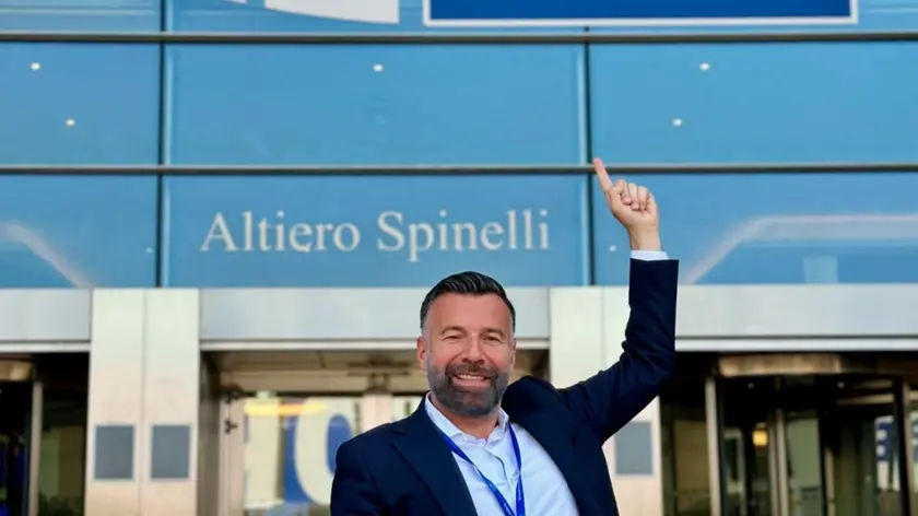 Alessandro Zan davanti alla sede del Parlamento europeo a Bruxelles nella foto da lui postata