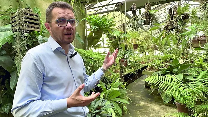 Tomas Morosinotto, prefetto dell’Orto Botanico nella serra delle orchidee