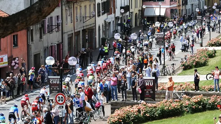 Cesaro, Ag. Zangirolami, Este. Passaggio del giro d’Italia. nella foto: il gruppo all’inseguimento transita per Este