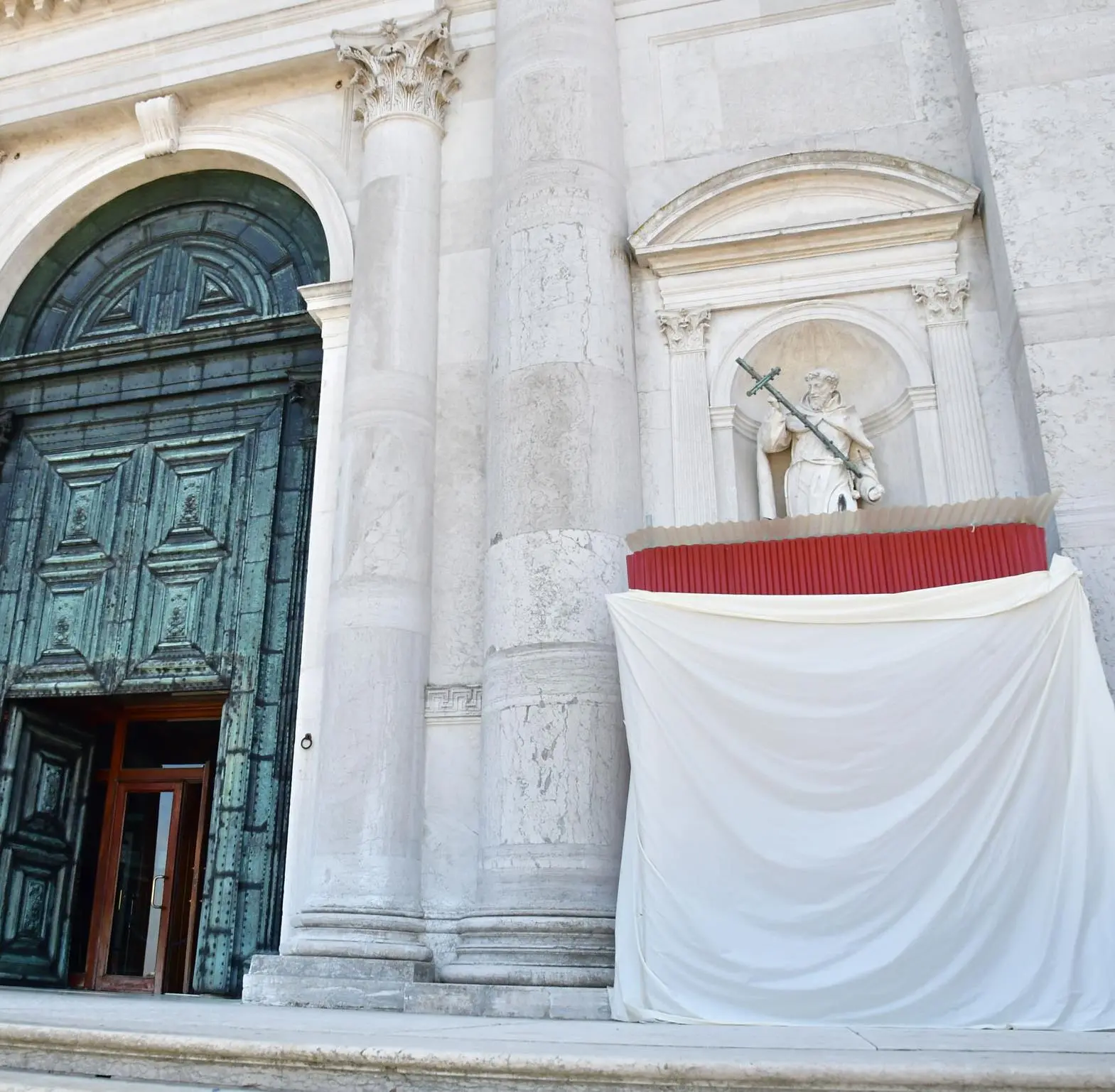 La chiesa imbrattata lo scorso maggio