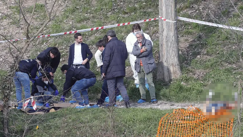 Gli investigatori della Mobile e il sostituto procuratore Sergio Dini sul luogo dove è stato assassinato il tunisino a Brusegana