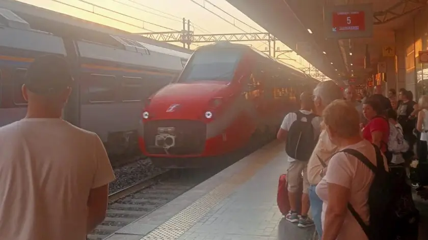 In questo agosto occorreva un’ora in più in treno per raggiungere il capoluogo scaligero, fra deviazioni e bus sostitutivi