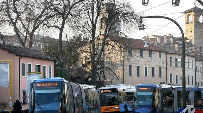 CARRAI - NUOVO VARCO RIVIERA BUSINELLO CARRAI - NUOVO VARCO RIVIERA BUSINELLO - TELECAMERE. I nuovi occhi elettronici vigilano in corsia preferenziale di riviera Businello (foto Bianchi)
