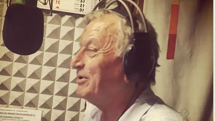 Don Albino Bizzotto al microfono di Radio Cooperativa