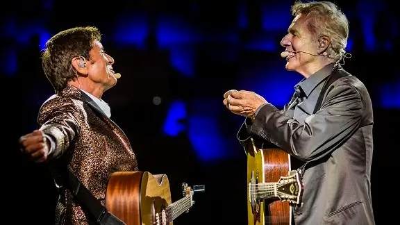 Gianni Morandi e Claudio Baglioni durante il concerto alla Fiera di Padova