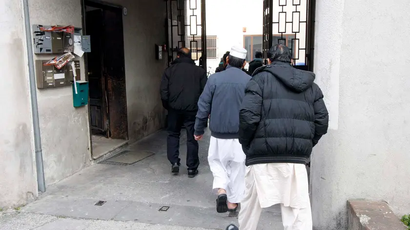BARON - AGENZIA BIANCHI - PADOVA - BOMBA CARTA ALLA MOSCHEA DI VIA J. DA MONTAGNANA