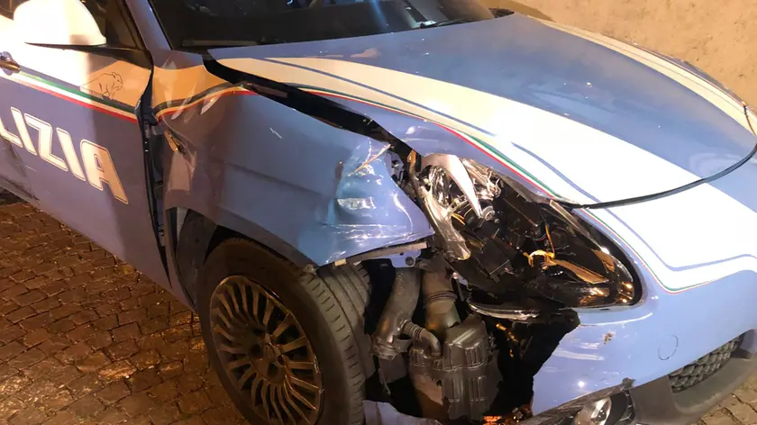 Una delle volanti della polizia contro cui l'uomo ha lanciato la sua Bmw