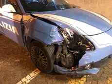 Una delle volanti della polizia contro cui l'uomo ha lanciato la sua Bmw