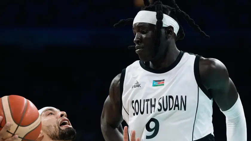 epa11501884 Stephen Thompson Jr. of Puerto Rico (L) in action against Wenyen Gabriel of South Sudan (R) during the Men Basketball Group C match between South Sudan and Puerto Rico in the Paris 2024 Olympic Games, at the Pierre Mauroy Stadium in Villeneuve-d'Ascq, France, 28 July 2024. EPA/ALEX PLAVEVSKI