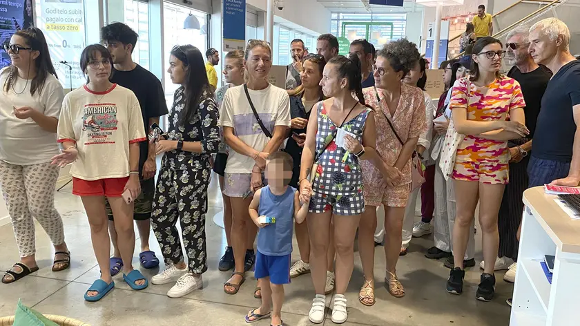 Alcuni dei partecipanti al pigiama party all’Ikea (foto Agenzia Bianchi)