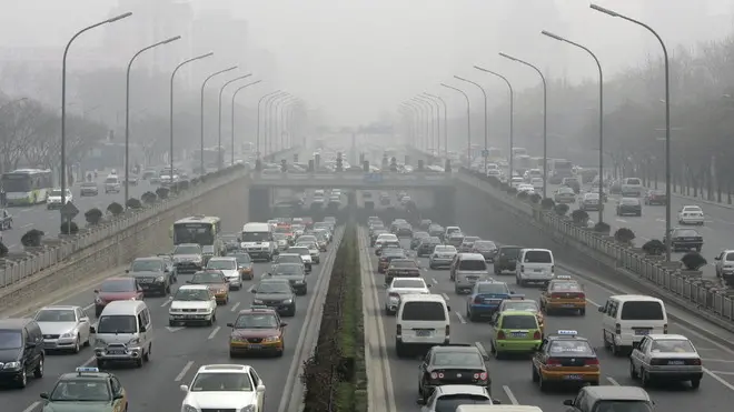 20091126 - HONG KONG - CINA - CLIMA: CINA, -40/45% INTENSITA' CARBONICA ENTRO 2020 - Una veduta panoramica della città di Pechino invasa dal traffico in una foto di archivio. La Cina ridurra' la propria intensita' carbonica, e cioe' l'ammontare di emissioni a effetto serra per unita' di prodotto interno lordo, del 40-45% entro il 2020, rispetto ai livelli del 2005. Lo ha annunciato oggi l'agenzia cinese Xinhua presentando la decisione come ''un'azione volontaria del governo cinese'' ed ''un contributo agli sforzi globali contro i cambiamenti climatici. ANSA / MICHAEL REYNOLDS / DBA