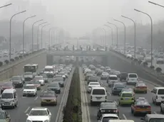 20091126 - HONG KONG - CINA - CLIMA: CINA, -40/45% INTENSITA' CARBONICA ENTRO 2020 - Una veduta panoramica della città di Pechino invasa dal traffico in una foto di archivio. La Cina ridurra' la propria intensita' carbonica, e cioe' l'ammontare di emissioni a effetto serra per unita' di prodotto interno lordo, del 40-45% entro il 2020, rispetto ai livelli del 2005. Lo ha annunciato oggi l'agenzia cinese Xinhua presentando la decisione come ''un'azione volontaria del governo cinese'' ed ''un contributo agli sforzi globali contro i cambiamenti climatici. ANSA / MICHAEL REYNOLDS / DBA