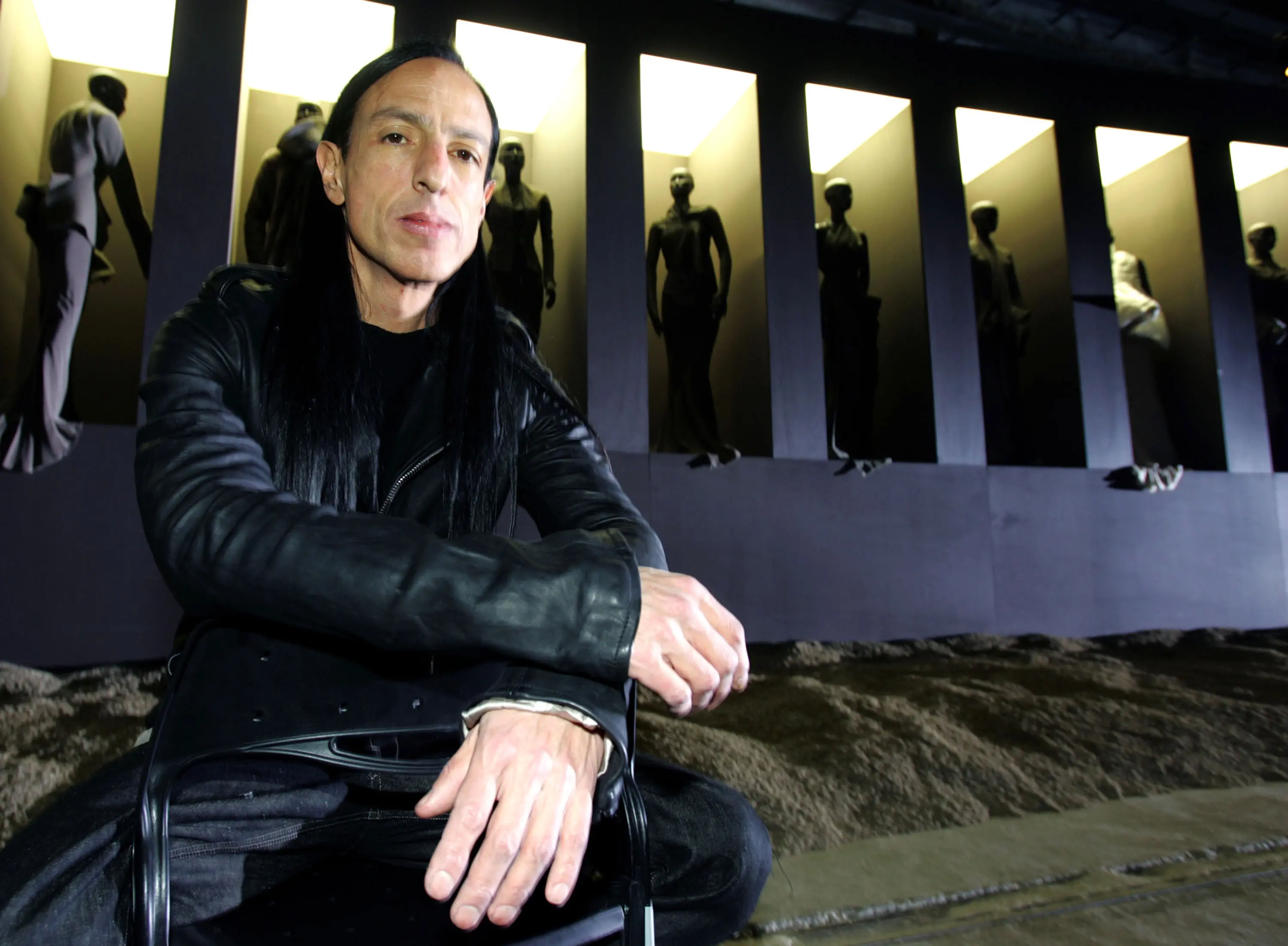 Lo stilista Rick Owens davanti alle sue collezioni