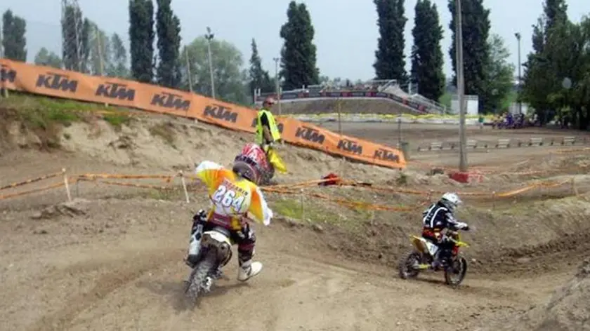 Foto di una delle gare del 02.06.2012 al crossodromo di Montagnana..In questa foto si vedono i piloti a distanza di sicurezza sotto gli alberi (in alto a dx).ph. Zangirolami