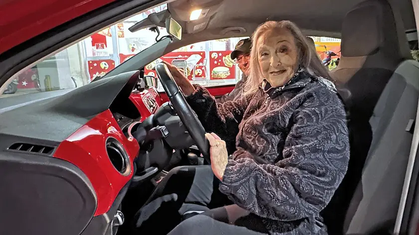Maria Luisa Mondolfo, 90 anni, nella sua auto (ph Nicola Piran)