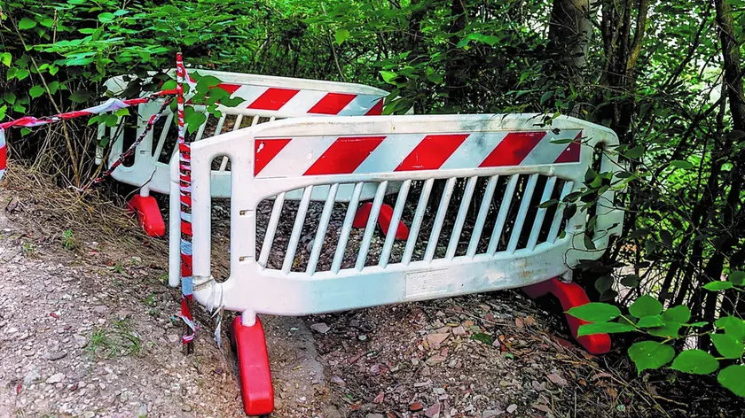 Arquà Petrarca (PD), 26 agosto 2020. Percorsi per MTB inagibili. Nella Foto: un percorso già transennato e inaccessibile