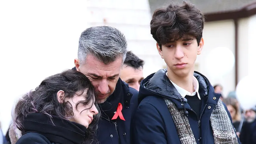 Gino Cecchettin con i figli al funerale di Giulia