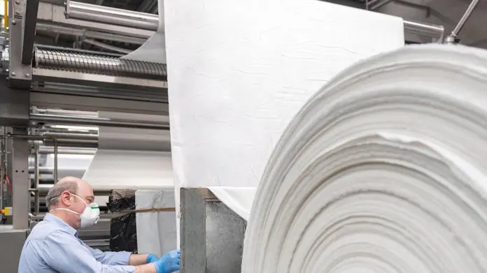 La fabbrica è la stessa ma da un giorno all'altro è cambiato il lavoro. Non più abiti da cucire, libri da stampare, borse da confezionare o capi di alta moda, ma mascherine igieniche per proteggersi e proteggere contro il Covid 19. E' la svolta solidale delle migliaia di lavoratori delle aziende che hanno deciso di cambiare produzione, a volte macchinari spesso materie prime, per dare una mano nell'emergenza coronavirus. Una novità anche per Graziella Balbino che dopo 37 anni di drappeggi e pinces a tailleur e pantaloni, si è trovata a cucire mascherine. "Con i guanti il tessuto all'inizio scivolava, ora mi sono abituata e sono orgogliosa di questo progetto", spiega la responsabile dell'atelier di Alba del gruppo Miroglio. ANSA/UFFICIO STAMPA MIROGLIO +++ ANSA PROVIDES ACCESS TO THIS HANDOUT PHOTO TO BE USED SOLELY TO ILLUSTRATE NEWS REPORTING OR COMMENTARY ON THE FACTS OR EVENTS DEPICTED IN THIS IMAGE; NO ARCHIVING; NO LICENSING +++