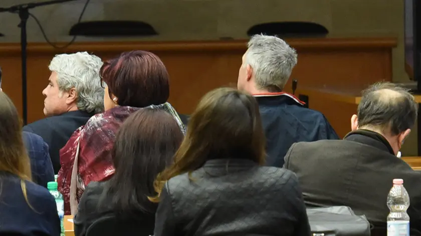 BARON-AGENZIA BIANCHI-PADOVA-PRIMA UDIENZA PROCESSO PER L'OMICIDIO DI ISABELLA NOVENTA. I TRE INMPUTATI IN AULA. (FREDDY SORGATO GIUBBOTTO BLU), EMANUELA CACCO (SCIALLE ROSSO), DEBORA SORGATO (MOLTO BASSA SULLA SEDIA).